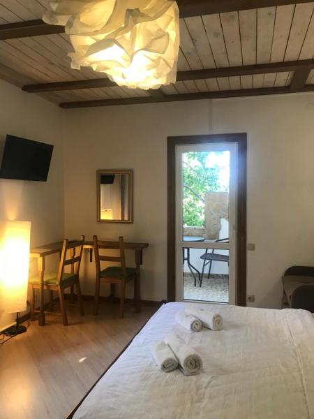  Hotel Villa Koronello ( )   2- 1-  