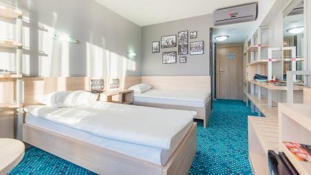  - (Yalta Intourist )  2-    