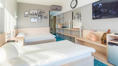  - (Yalta Intourist )  2-    