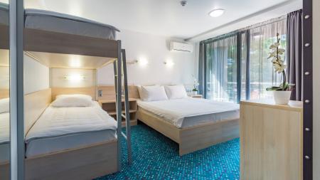  - (Yalta Intourist )   4-     