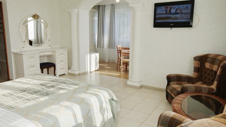  Villa Bonne Maison with Garden (  )  4- 2-